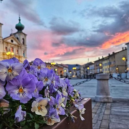 Apartamento La Casa Di Gatsby Lusso In Pieno Centro Con Parcheggio Gorizia Exterior foto